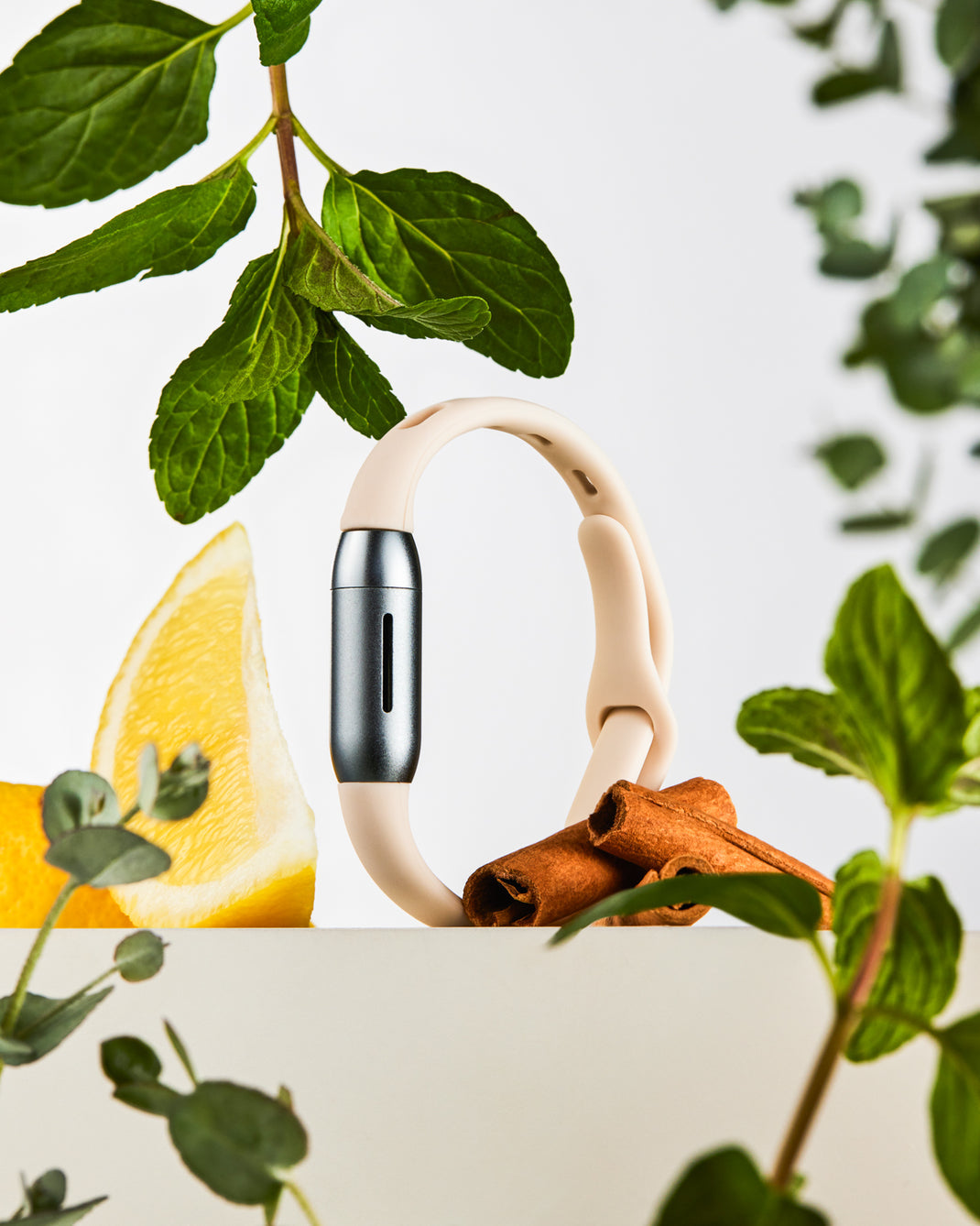 How does the bracelet work?